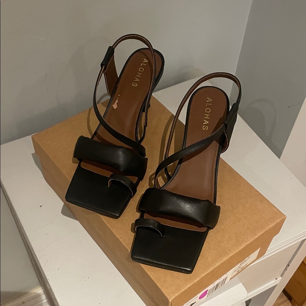 NWT Alohas Sandals - Size 37 - Black